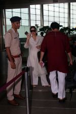Kareena Kapoor Spotted At Airport Departure on 17th Sept 2023 (27)_65070244c4ef6.JPG