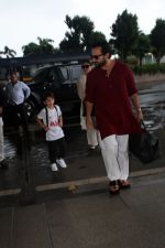 Kareena Kapoor, Saif Ali Khan, Taimur Ali Khan Spotted At Airport Departure on 17th Sept 2023 (15)_650701d0e02ba.JPG