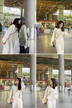 Janhvi Kapoor Spotted At Airport on 18th Sept 2023 (3)_6507eb2791a6d.jpg