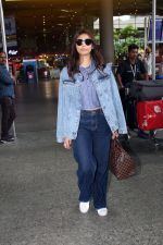 Daisy Shah Spotted At Airport Arrival on 19th Sept 2023 (9)_65097acf84df0.JPG