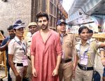 Kartik Aaryan at Lalbaugcha Raja Temple on 19th Sept 2023 (15)_6509718cee59f.jpeg