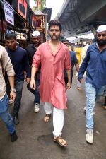 Kartik Aaryan at Lalbaugcha Raja Temple on 19th Sept 2023 (20)_6509719f02c1b.jpeg