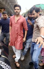 Kartik Aaryan at Lalbaugcha Raja Temple on 19th Sept 2023 (4)_650971657bd66.jpeg