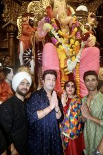 Manjot Singh, Pulkit Samrat, Richa Chadha, Varun Sharma at Lalbaugcha Raja Temple on 19th Sept 2023 (20)_650975841da67.jpeg