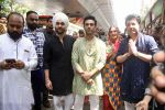 Manjot Singh, Pulkit Samrat, Richa Chadha, Varun Sharma at Lalbaugcha Raja Temple on 19th Sept 2023 (4)_650975626bc1a.jpeg