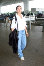 Fatima Sana Shaikh spotted at Airport Departure on 23rd Sept 2023 (12)_650edc00cc821.jpg