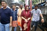 Remo DSouza, Lizelle DSouza visits Lalbaugcha Raja temple on 22nd Sept 2023 (8)_650ecd72486da.jpeg