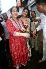 Shilpa Shetty, Sunanda Shetty visits Lalbaugcha Raja temple on 22nd Sept 2023 (12)_650ecf171a817.jpeg