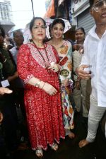 Shilpa Shetty, Sunanda Shetty visits Lalbaugcha Raja temple on 22nd Sept 2023 (15)_650ecf20e18be.jpeg