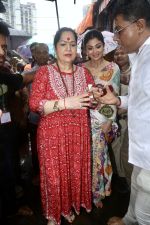 Shilpa Shetty, Sunanda Shetty visits Lalbaugcha Raja temple on 22nd Sept 2023 (18)_650ecfc39a965.jpeg