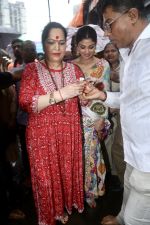 Shilpa Shetty, Sunanda Shetty visits Lalbaugcha Raja temple on 22nd Sept 2023 (19)_650ecfc6c08db.jpeg