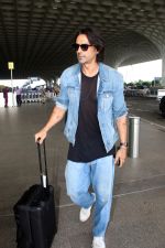 Arjun Rampal spotted at Airport Departure on 25th Sept 2023 (5)_65118b2d91733.JPG