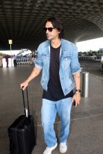 Arjun Rampal spotted at Airport Departure on 25th Sept 2023 (6)_65118b33118eb.JPG