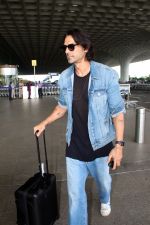 Arjun Rampal spotted at Airport Departure on 25th Sept 2023 (8)_65118b46c1ea9.JPG