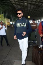 Elvish Yadav Spotted At Airport Departure on 26th Sept 2023 (11)_6514458027cf8.JPG