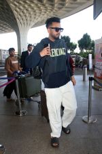 Elvish Yadav Spotted At Airport Departure on 26th Sept 2023 (15)_65144597646c1.JPG