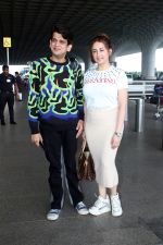 Rrahul Narain Kanal and Dollyy Chainani Kanal Spotted At Airport Departure on 26th Sept 2023 (10)_6514103e0d448.JPG