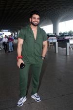 Shiv Thakare Spotted At Airport Departure on 27th Sept 2023 (4)_65151c8c6ac63.JPG