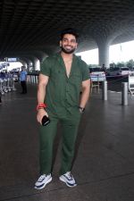 Shiv Thakare Spotted At Airport Departure on 27th Sept 2023 (6)_65151c93a47b4.JPG