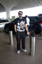 Ayushmann Khurrana Spotted At Airport on 28th Sept 2023 (2)_6516dfb886461.JPG