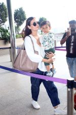 Dia Mirza, Avyaan Azaad Rekhi Spotted At Airport Departure on 29th Sept 2023 (14)_6516ec5ad0a3b.JPG