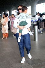 Dia Mirza, Avyaan Azaad Rekhi Spotted At Airport Departure on 29th Sept 2023 (17)_6516ec65b60c8.jpg