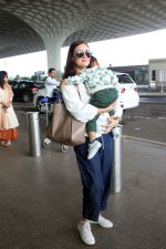 Dia Mirza, Avyaan Azaad Rekhi Spotted At Airport Departure on 29th Sept 2023 (6)_6516ec407b76e.JPG