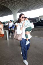 Dia Mirza, Avyaan Azaad Rekhi Spotted At Airport Departure on 29th Sept 2023 (8)_6516ec46c29c5.JPG