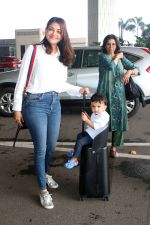 Kajal Aggarwal Spotted At Airport Departure on 28th Sept 2023 (4)_6516dd81443f5.JPG