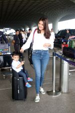 Kajal Aggarwal Spotted At Airport Departure on 28th Sept 2023 (8)_6516dd8dead62.JPG