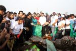 Amruta Fadnavis, Asif Bhamla, Jackky Bhagnani, Manushi Chhillar, Rajkummar Rao, Saiyami Kher at Clean-A-Thon 2.0 Beach Clean Up Drive on 29th Sept 2023 (32)_6517ed4111de7.JPG