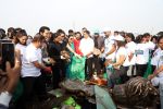 Amruta Fadnavis, Asif Bhamla, Jackky Bhagnani, Manushi Chhillar, Rajkummar Rao, Saiyami Kher at Clean-A-Thon 2.0 Beach Clean Up Drive on 29th Sept 2023 (33)_6517ed46770e1.JPG