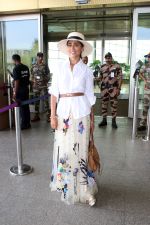Shriya Saran Spotted At Airport Departure on 29th Sept 2023 (13)_6517d26e5e44c.JPG