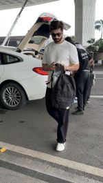 Sunny Kaushal Spotted At Airport Departure on 29th Sept 2023 (1)_6517d60d72a31.jpeg