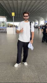 Sunny Kaushal Spotted At Airport Departure on 29th Sept 2023 (10)_6517d631db193.jpeg