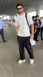 Sunny Kaushal Spotted At Airport Departure on 29th Sept 2023 (8)_6517d62ad3048.jpeg
