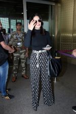 Sunny Leone Spotted At Airport Departure on 29th Sept 2023 (15)_651821c6dee05.JPG