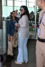 Kajol Spotted At Airport Departure on 4th Oct 2023 (11)_651e96c3189f6.jpg