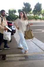 Kajol Spotted At Airport Departure on 4th Oct 2023 (3)_651e96a7c9105.JPG