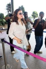 Kajol Spotted At Airport Departure on 4th Oct 2023 (8)_651e96b83c463.JPG