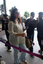 Kajol Spotted At Airport Departure on 4th Oct 2023 (9)_651e96bc857eb.JPG