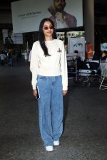 Banita Sandhu Spotted At Airport Arrival on 7th Oct 2023 (12)_6526b41132cee.JPG