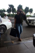 Kareena Kapoor Khan Spotted At Airport on 6th Oct 2023