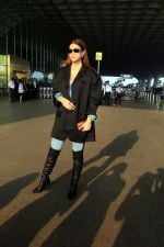 Kirti Sanon Spotted At Airport Departure on 9th Oct 2023 (7)_6526b67fb4810.JPG