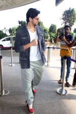 Sidharth Malhotra Spotted At Airport Departure on 6th Oct 2023 (12)_65264f2b90131.JPG