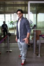 Sidharth Malhotra Spotted At Airport Departure on 6th Oct 2023 (22)_65264f5781655.JPG