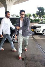 Sidharth Malhotra Spotted At Airport Departure on 6th Oct 2023 (3)_65264f0b73ea9.JPG