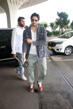 Sidharth Malhotra Spotted At Airport Departure on 6th Oct 2023 (5)_65264f128eeed.JPG