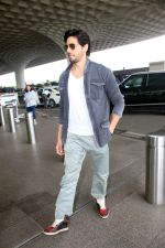 Sidharth Malhotra Spotted At Airport Departure on 6th Oct 2023 (8)_65264f1d48e17.JPG