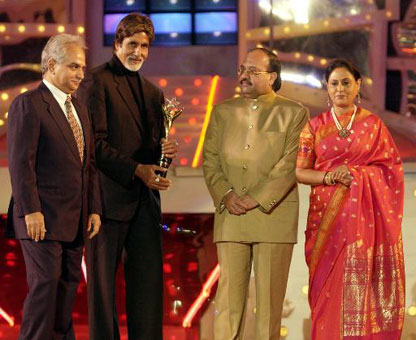 Amitabh Bachchan Receives Award